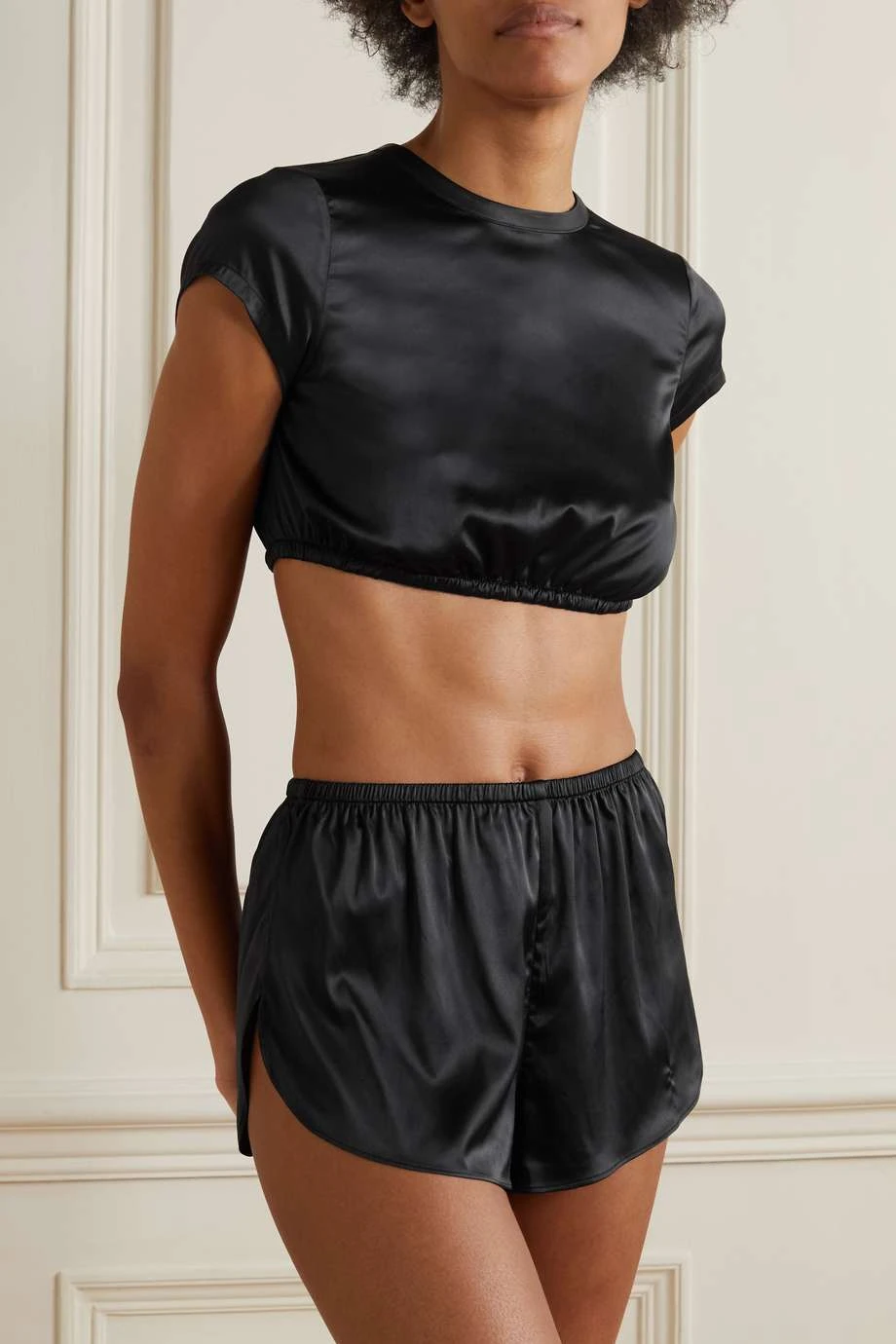 SKIMS Woven Shine Short – Onyx – Shorts Aus Stretch-Satin ,Schwarz 2 SKIMS Woven Shine Short – Onyx – Shorts Aus Stretch-Satin ,Schwarz – Bild 2