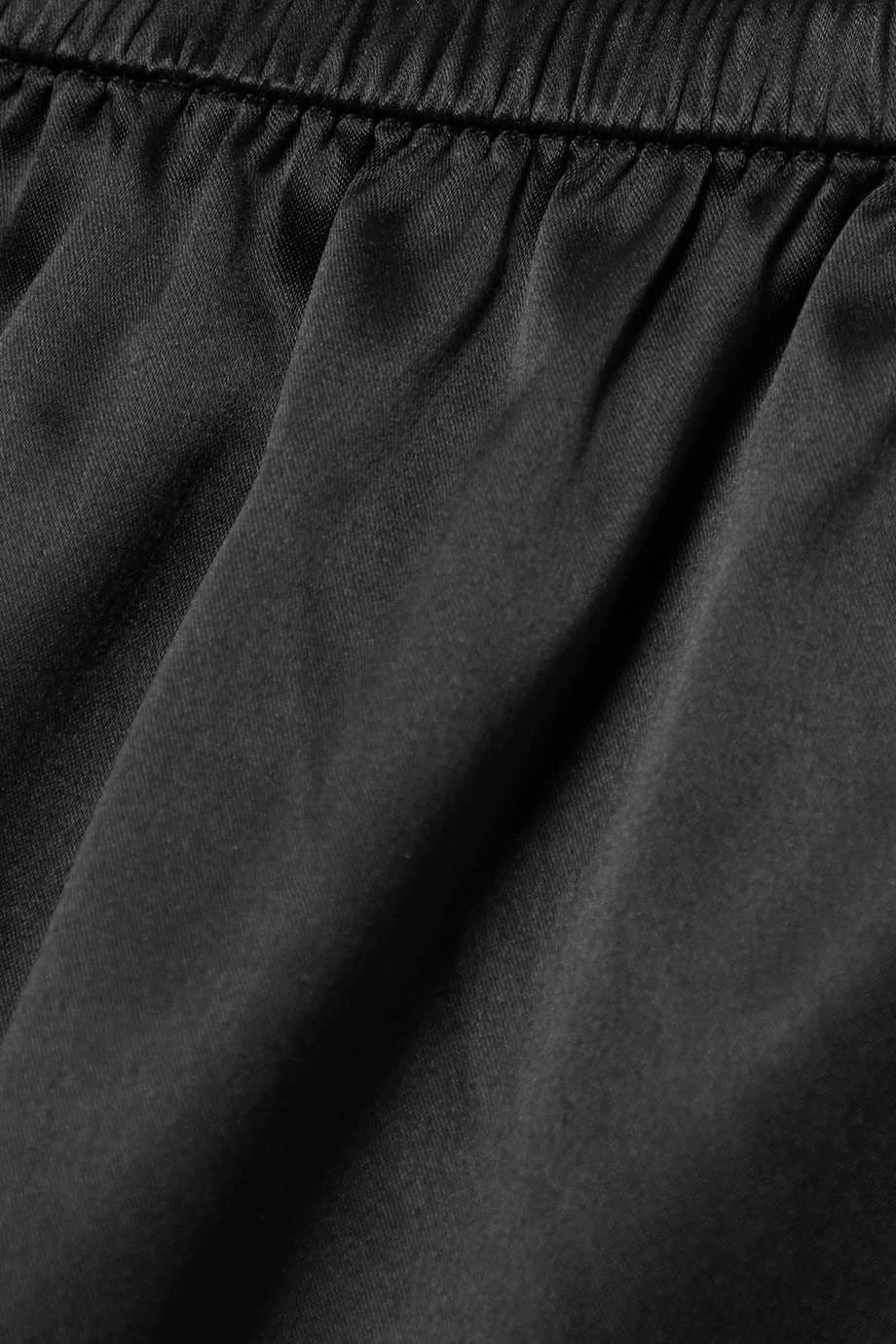 SKIMS Woven Shine Short – Onyx – Shorts Aus Stretch-Satin ,Schwarz 4 SKIMS Woven Shine Short – Onyx – Shorts Aus Stretch-Satin ,Schwarz – Bild 4