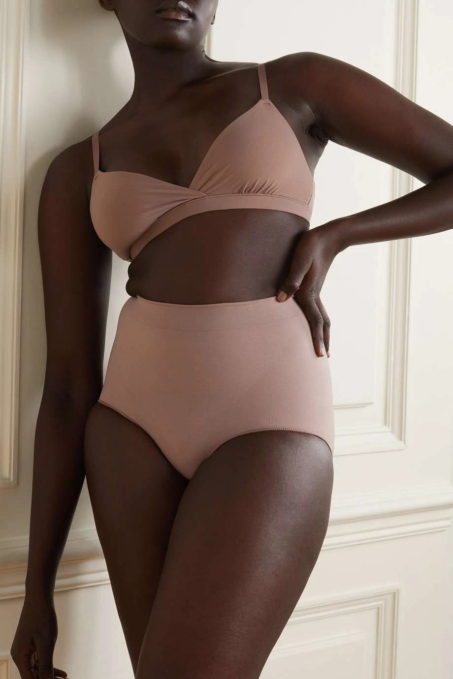 SKIMS Fits Everybody Crossover Bralette – Umber – Soft-BH ,Braun 2 SKIMS Fits Everybody Crossover Bralette – Umber – Soft-BH ,Braun – Bild 2