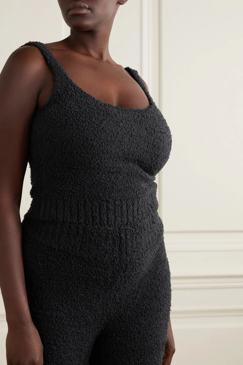 SKIMS Cozy Knit Tank – Onyx – Tanktop Aus Bouclé ,Schwarz 6 SKIMS Cozy Knit Tank – Onyx – Tanktop Aus Bouclé ,Schwarz – Bild 6