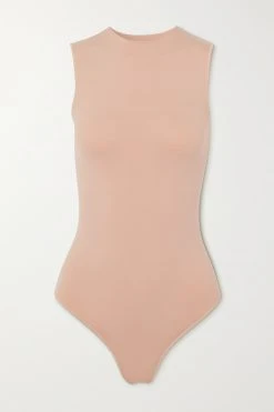 SKIMS Essential Crew Neck Long Sleeve Bodysuit – Sandstone – String-Body Mit Rundhalsausschnitt ,Beige